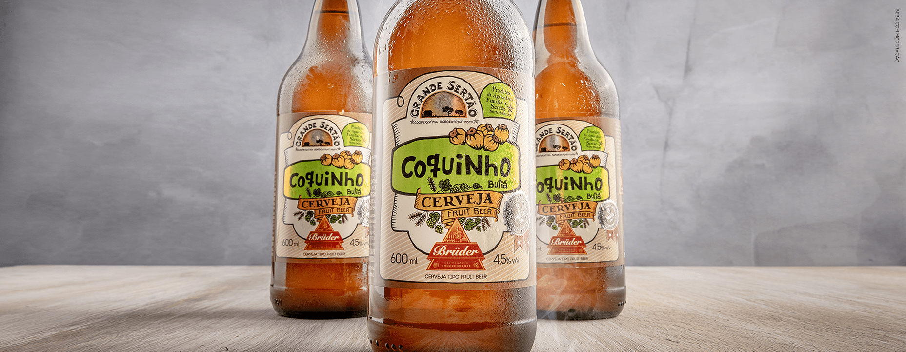 garrafas da cerveja Fruit Beer Coquinho Brüder com taças servidas.