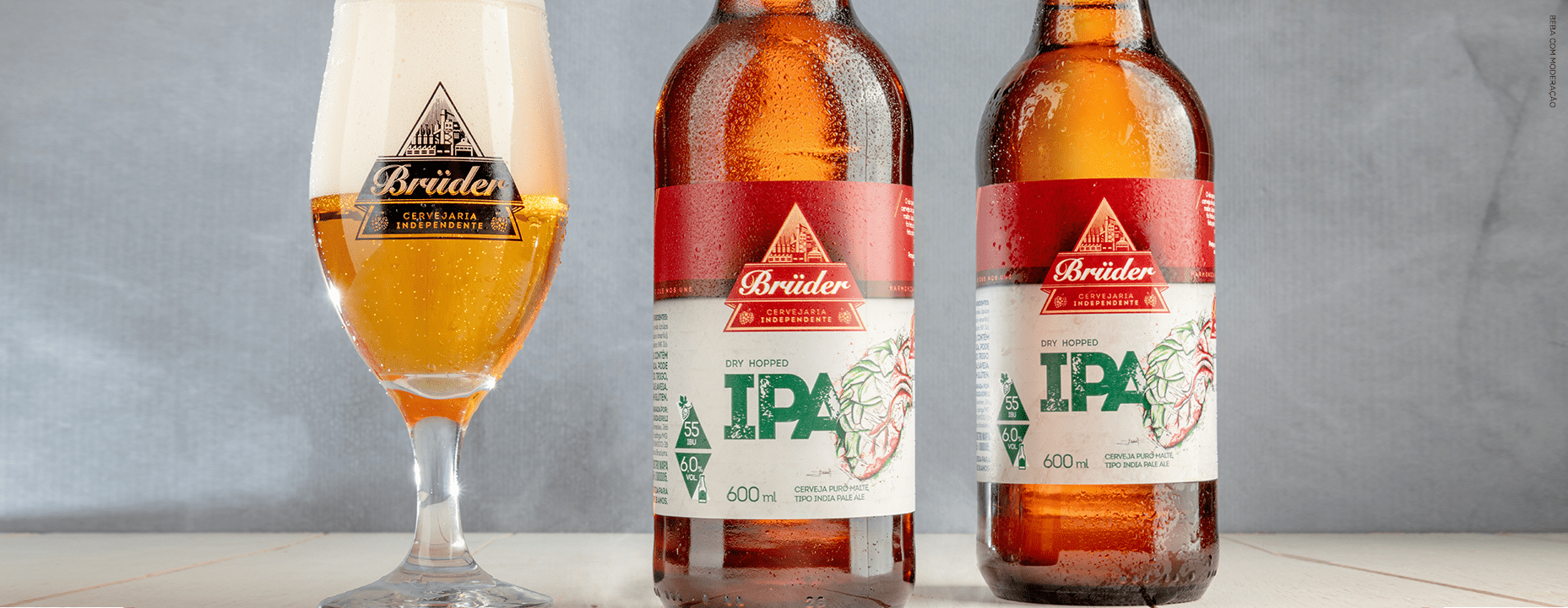 garrafas da cerveja India Pale Ale IPA Brüder com taças servidas.