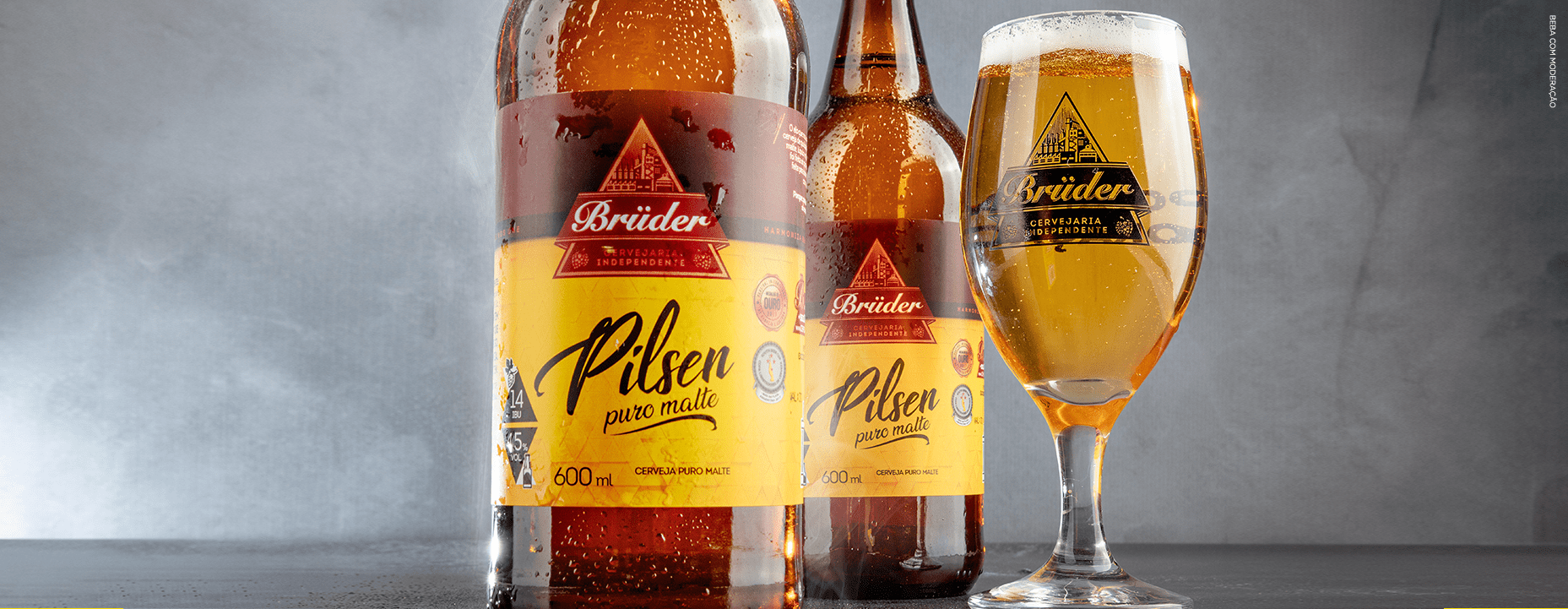 garrafas da cerveja Pilsen Brüder com taças servidas.
