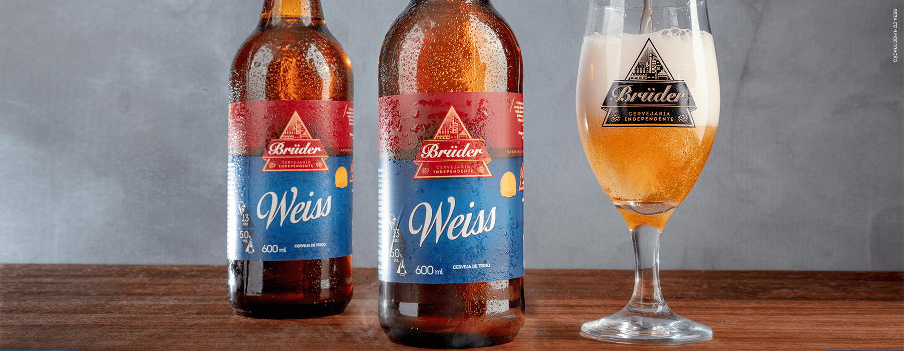 garrafas da cerveja de trigo Weiss Brüder com taças servidas.